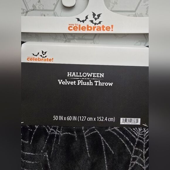 Halloween velvet plush throw blanket- Black w Silver Metallic Spiderwebs- 50x60 - Picture 6 of 8